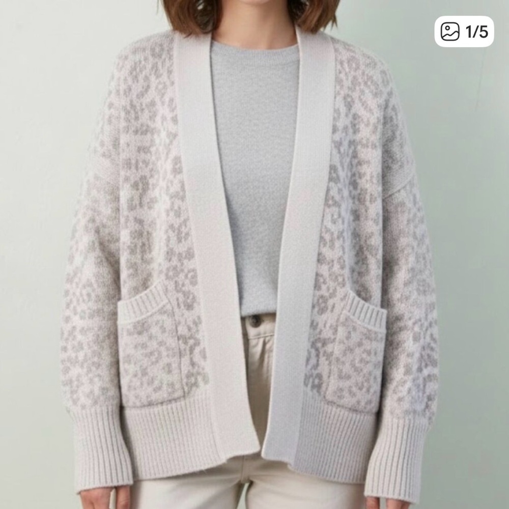 Abercrombie & Fitch Cream Leopard print cardigan. Size M.